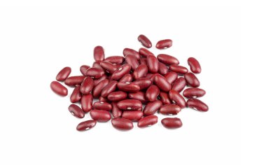 Kuru fasulye, beyaz arka planda böbrek fasulyesi.