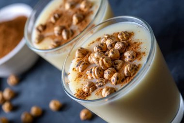 Boza veya Bosa, geleneksel Türk içkisi ve kızarmış nohut.