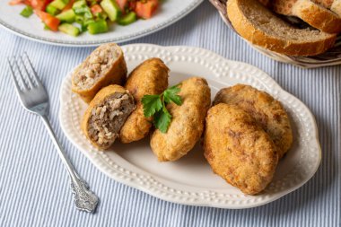 Türk usulü köfteler (Türkçe adı; Kadin Budu Kofte )