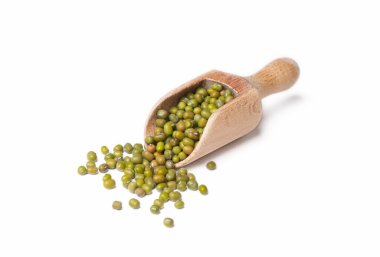 Beyaz arka planda kuru fasulye.