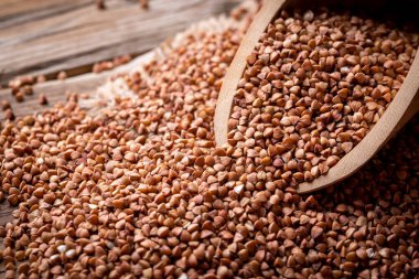 Kurumuş karabuğdayın arka planında büyük bir çekirdek - Diyet kavramı - Kapat