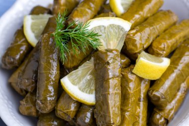 Lezzetli dolma (sarma) doldurulmuş üzüm yaprağı pilavı, Lübnan dolma sarması tabakta. Lübnan Türk mutfağı, Yunan ortadoğu mutfağı. (Türkçe adı: Yaprak sarma)