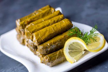 Lezzetli dolma (sarma) doldurulmuş üzüm yaprağı pilavı, Lübnan dolma sarması tabakta. Lübnan Türk mutfağı, Yunan ortadoğu mutfağı. (Türkçe adı: Yaprak sarma)