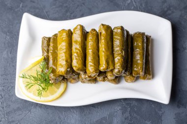 Lezzetli dolma (sarma) doldurulmuş üzüm yaprağı pilavı, Lübnan dolma sarması tabakta. Lübnan Türk mutfağı, Yunan ortadoğu mutfağı. (Türkçe adı: Yaprak sarma)