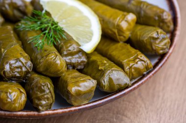 Lezzetli dolma (sarma) doldurulmuş üzüm yaprağı pilavı, Lübnan dolma sarması tabakta. Lübnan Türk mutfağı, Yunan ortadoğu mutfağı. (Türkçe adı: Yaprak sarma)