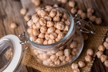 Ahşap arka planda kurumuş çiğ nohut.