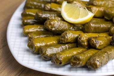Türk yemekleri; doldurulmuş yapraklar (yaprak sarma dolma))