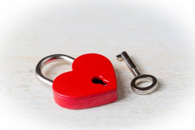 Kalp şeklinde asma kilit. Sevgililer Günü aşk konsepti.