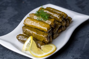 Lezzetli dolma (sarma) doldurulmuş üzüm yaprağı pilavı, Lübnan dolma sarması tabakta. Lübnan Türk mutfağı, Yunan ortadoğu mutfağı. (Türkçe adı: Yaprak sarma)
