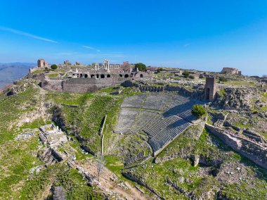 Antik Pergamon Akropolis şehrinin insansız hava aracı saldırısı. İzmir - Türkiye
