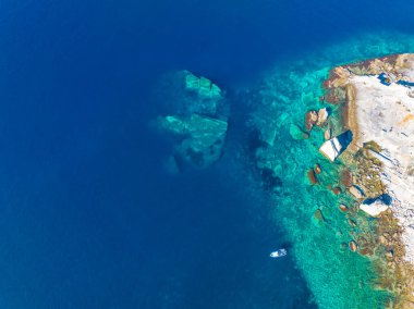 İzmir 'in Foca ilçesindeki kayalık yelkenli sahasında insansız hava aracı fotoğrafı. Yelkenkaya - Foca