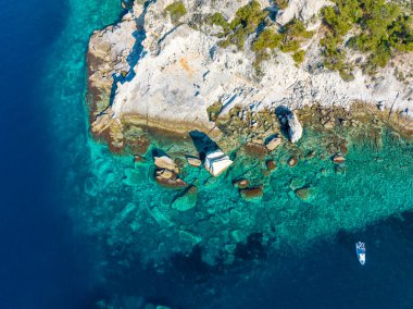 İzmir 'in Foca ilçesindeki kayalık yelkenli sahasında insansız hava aracı fotoğrafı. Yelkenkaya - Foca