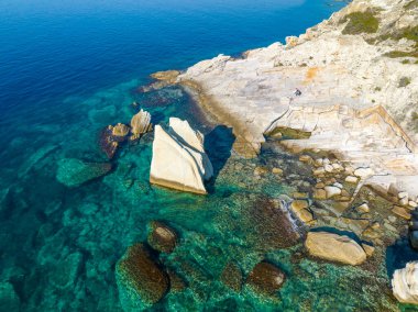 İzmir 'in Foca ilçesindeki kayalık yelkenli sahasında insansız hava aracı fotoğrafı. Yelkenkaya - Foca