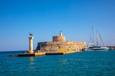 Mandraki Limanı ve Yunanistan 'ın Rodos Adası' ndaki Elefos ve Elafina adlı iki heykelle manzara