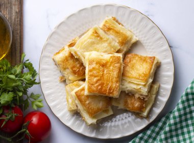 Lezzetli Türk tepsisi pastası, peynirli su boregi. Adana borek.