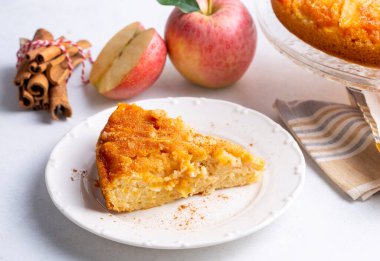 Karamelli elmalı pasta lezzetli bir tatlıdır. Türkçe adı; elmali keki