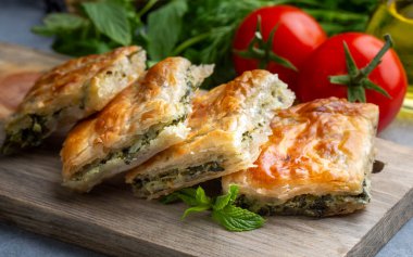 Yunan mutfağı, ıspanaklı turta veya ıspanaklı turta. Türkçe adı: ispanakli borek veya ispanakli tart