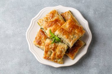 Yunan mutfağı, ıspanaklı turta veya ıspanaklı turta. Türkçe adı: ispanakli borek veya ispanakli tart