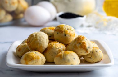 Geleneksel bitki kurabiyeleri. Siyah kimyonla yapılan el yapımı kurabiyeler Türk mutfağından. Türkçe adı: Corek otlu kurabiye