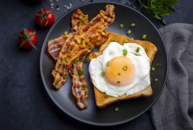 Pastırmalı sahanda yumurta. İngiliz kahvaltısı olarak pastırma ve yumurta..