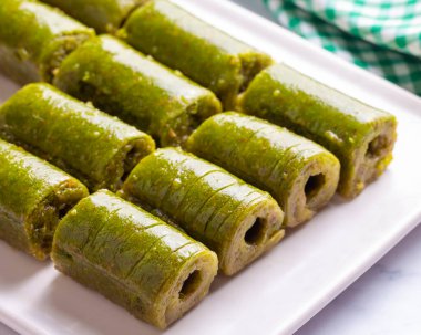 Fıstıklı baklava. Geleneksel Orta Doğu lezzetleri. Baklava 'nın yerel adı Fistikli Baklava veya Fistikli dolama' dır. Türk tarzı şam fıstığı baklava sunumu ve hizmeti