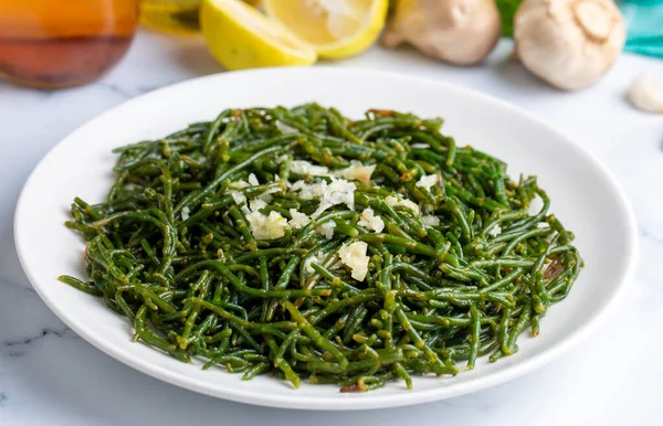 Fasulye ve yeşil meze masada. Türk ismi; Deniz borulcesi mezesi