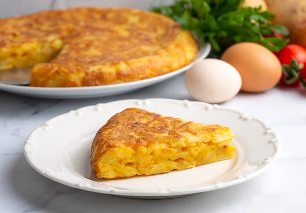 Patatesli İspanyol omleti, gri beton zeminde tipik İspanyol mutfağı. Tortilla Espanola. Türkçe adı: Yumurtali patatesi