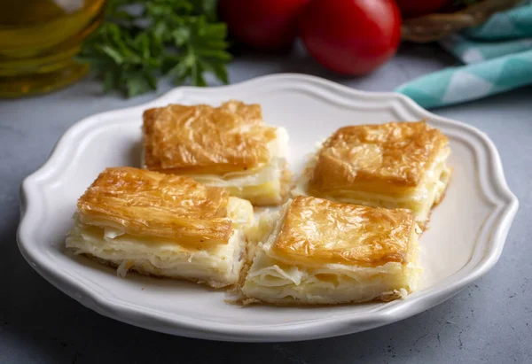 Lezzetli Türk tepsisi pastası, peynirli su boregi. Adana borek.
