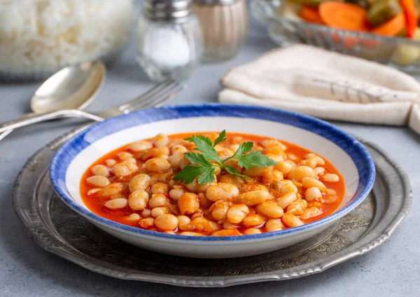 Geleneksel lezzetli Türk yemekleri; kuru fasulye. Türkçe adı: kuru fasulye yemegi