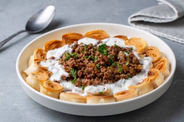 Artvin 'den Yoğurtlu Türk Manti, Kıymalı Kıyma ve Kızarmış Tereyağı Sosu Silor - Siron - Ziron Ham Hamur ve Dill ile Kızarmış Phyllo - Manlama