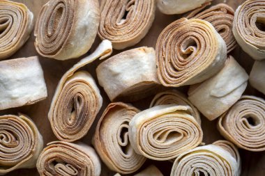 Artvin 'den Silor / Rolled and Fried phyllo adlı Türk yemeği. Mavi tabakta silor.