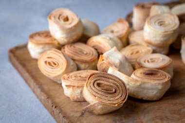Silor adında Artvin 'den gelen Türk Yemeği rulo ve kızarmış fileto. Mavi tabakta silor.