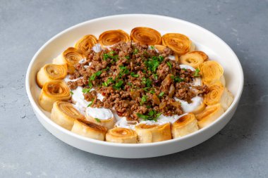 Artvin 'den Yoğurtlu Türk Manti, Kıymalı Kıyma ve Kızarmış Tereyağı Sosu Silor - Siron - Ziron Ham Hamur ve Dill ile Kızarmış Phyllo - Manlama