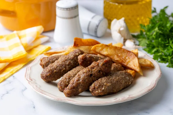 Geleneksel Türk yemekleri; kuru köfteler veya patatesli inegol köfteleri (Türkçe adı; Kuru kofte veya anne koftesi)