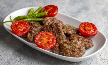 Geleneksel Türk yemekleri; Türk köfteleri, Türkçe adı; Akcaabat kofte)