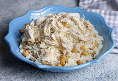 Geleneksel lezzetli Türk yemekleri; Nohutlu pilav ve tavuklu pilav (Türkçe adı: Tavuklu nohutlu pilav))