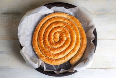 Türk Tepsi Boregi, Yuvarlak Borek, Tepsi hamur işi (Türkçe adı; rulo borek - ispanakli borek)
