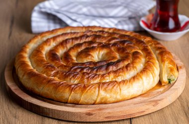 Türk Tepsi Boregi, Yuvarlak Borek, Tepsi hamur işi (Türkçe adı; rulo borek - ispanakli borek)