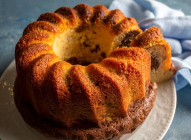 Lezzetli kurutulmuş meyveli pasta dilimlenmiş. Kurutulmuş meyveli kek. Pasta çok lezzetli, ev yapımı..