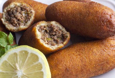 Kibbeh, Orta Doğu mutfağında (Türkçe: icli kofte) popüler bir yemektir.)