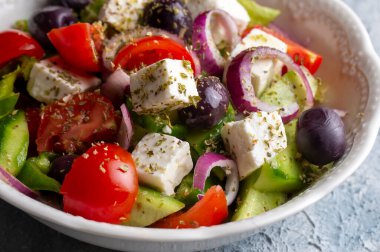 Taze sebze, beyaz peynir ve kalamata zeytin ile Yunan salatası. Sağlıklı gıda.