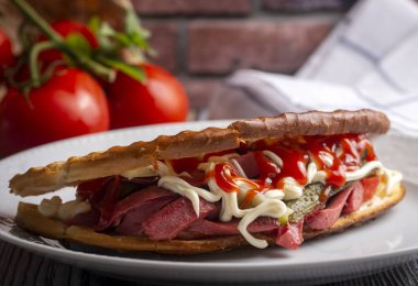 Geleneksel Türk tost sandviçi servisi (Türkçe adı: Ayvalik tostu)