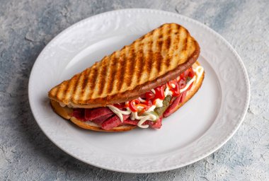 Geleneksel Türk tost sandviçi servisi (Türkçe adı: Ayvalik tostu)