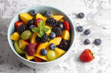 Yaz meyvelerinden yapılmış meyve salatası.