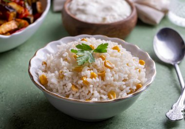 Pirinç kasesinde mısır pilavı (Türkçe: misirli pilav))