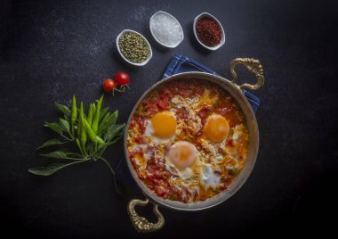 Ünlü Türk erkekler sofrasında yumurta, karabiber ve domateslerden yapılıyor..