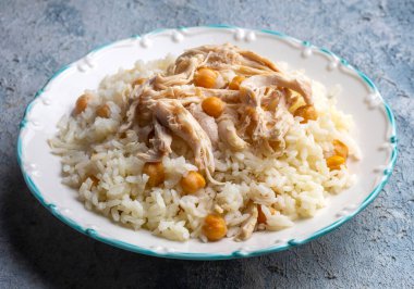 Geleneksel lezzetli Türk yemekleri; Nohutlu pilav ve tavuklu pilav (Türkçe adı: Tavuklu nohutlu pilav))