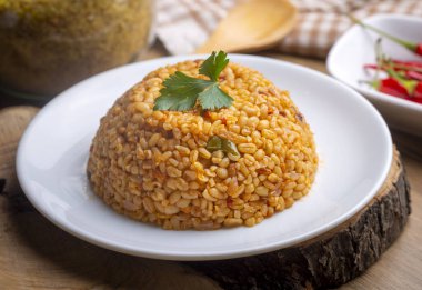 Tabakta domates sosu bulunan geleneksel Türk bulgur pilavı (Türkçe adı; meyhane pilavi))