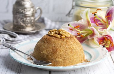 Geleneksel Türk irmik tatlı çöl halkası (Türkçe adı; irmik helvasi)