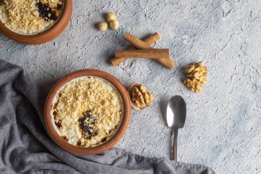 Fırınlanmış pirinç pudingi Türk sütlü tatlı. Fındıklı güveçte dikiş.